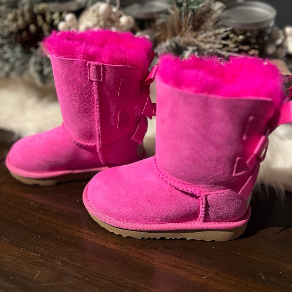 Hi!  I am selling NEW never worn Toddler Girls size 9 UGGS! - Picture 2 of 3